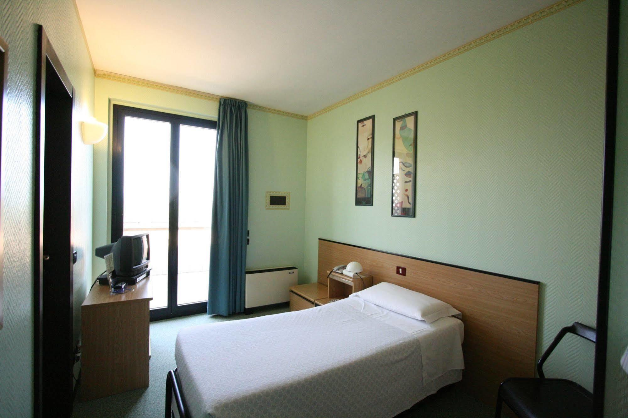 לנגיראנו Hotel Ai Tigli מראה חיצוני תמונה